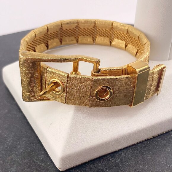 VINTAGE Gold toned metal adjustable belt bracelet 1960s 1970s statement jewelry - Picture 6 of 10